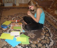 Ксения за творческой работой по созданию туннельной открытки